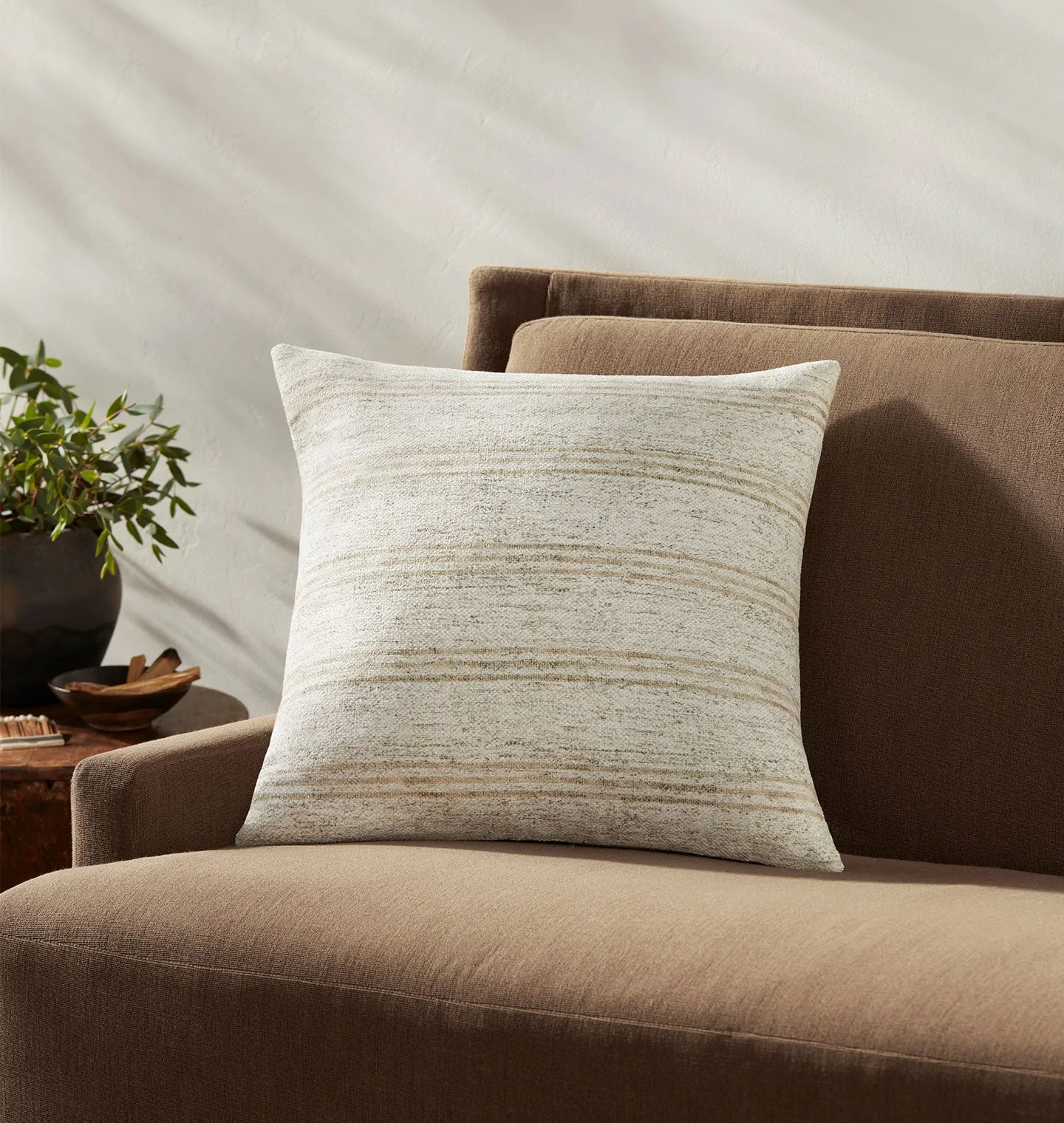 Zephyr Pillow 18'' x 18'' Ivory / Natural
